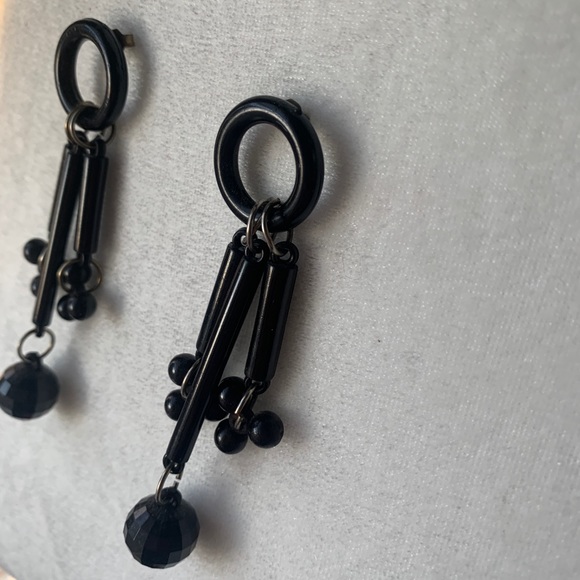 Black dangle earrings - Picture 2 of 2